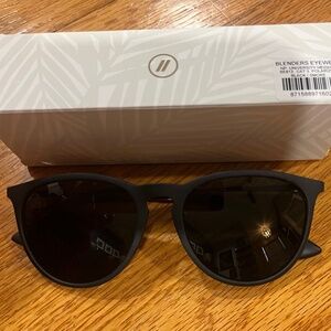 Blenders university heights polarized sunglasses in black/smoke